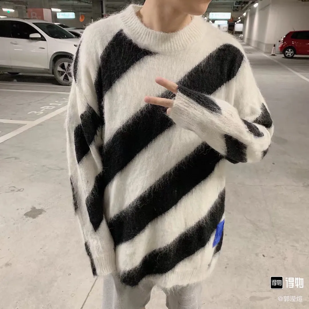 ♻️💯Upper body reference model picture❤️New top-quality proven version OFFWHITE (OW) gradient mohair striped arrow sweater hoodie gradient rendering arrow couple sweater Mohair (English Mohair; Turkish: MUKHYAR) refers to the coat of Angora goats, also known as Angora goat hair. The name comes from Turkish, meaning "the best hair". It has good elasticity, pressure resistance and special luster. It is an excellent raw material for making plush fabrics and one of the most advanced animal textile fiber raw materials in the world market. Mohair has a shape similar to long wool. The fiber surface is smooth, strong luster, high strength, good elasticity, less curl, and easy to wash. Mohair can be used in jacquard blankets, long-haired coats and high-gloss wool fabrics. Mohair sweaters from ow are released every year🛒 The same style and ever-changing colors. There is really no girl who doesn’t love it. It is super suitable for wearing under a down jacket in winter without being bulky! If the lower body is missing, their favorite os version🙋🏻‍♀️ intuitively adds natural softness and fairy beauty effect, which is the best choice! The upper body is lightweight and does not weigh down the body while keeping warm. The sleeves and the gradient arrow parts on the back are repeatedly patterned until the gradient level is satisfied before large-scale products are released. The craftsmanship is extremely demanding. Each sweater is woolen at least ten times to give it a plush, thick feel and good fluffiness! ✅ Fabric composition: 50% mohair 32 spandex 18% wool, three-level anti-pilling Color: black and white gradient Sizes Mohair is lighter and softer, so be careful not to machine wash it, not machine washable! ! emphasize! !  ⚠️Hand wash with warm water and cold water P:440